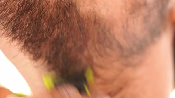 Молодой Человек Бреет Шею Подбородок Триммером Портрет Обрезан Высококачественные Кадры — стоковое видео