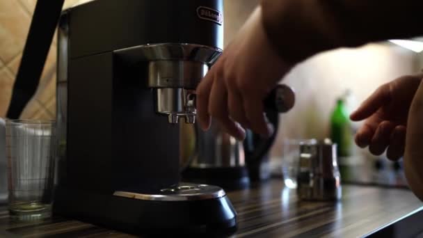 Csapos Kiveszi Kúpot Kávéfőzőből Gomb Megnyomásával Kiváló Minőségű Felvételek — Stock videók