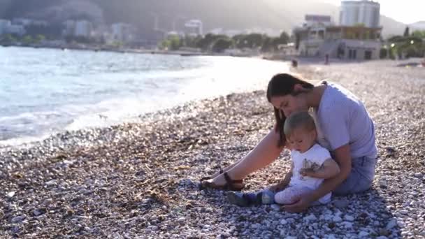 Mom Small Child Sits Beach Sea Plays Pebbles High Quality — Stock Video