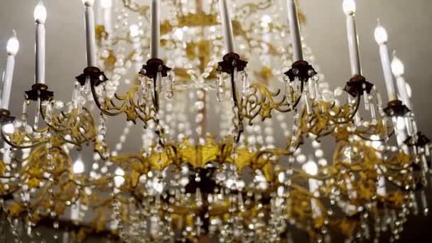 Grand Chandelier Adorned Gold Glass Showcasing Creative Arts Masterpiece Candles — Stock Video