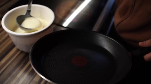 Cook Wlewa Ciasto Patelni Kładzie Naleśnik Pieczenia Wysokiej Jakości Materiał — Wideo stockowe