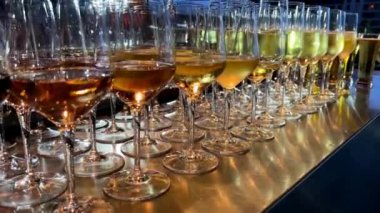 Şarap kadehleri de dahil olmak üzere çeşitli içki takımları masanın üstünde oturuyorlar. Bu kadehler harmanlanmış viski gibi alkollü içeceklerden zevk almak için mükemmeldir.