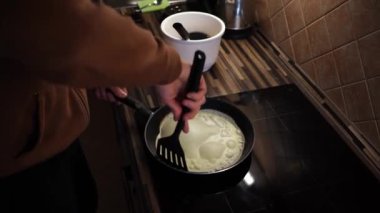 Şef, spatulayla tavada gözleme yap ve ters çevir. Yüksek kalite 4k görüntü