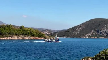 Yüksek dağlar ve yemyeşil ağaçlarla çevrili sakin bir göl. Gök mavisi, bir kayığın huzur içinde yüzdüğü su yüzeyine yansıyor. Resmedilmeye değer doğal bir manzara yaratıyor.