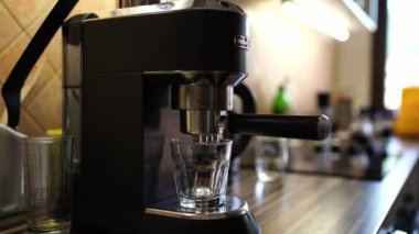 Barista portatif filtreyi kahve makinesine koyar ve güç düğmesine basar. Yüksek kalite 4k görüntü
