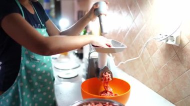 Aşçı eti kıyma makinesine iterek kıyma yapar. Yüksek kalite 4k görüntü