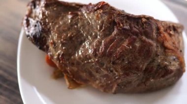 Kahverengi kabuklu biftek ve tabakta sebze buharı. Yüksek kalite 4k görüntü