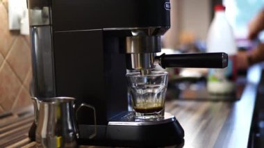 Kahve makinesinden damlayan kahve bardağına damlıyor. Yüksek kalite 4k görüntü