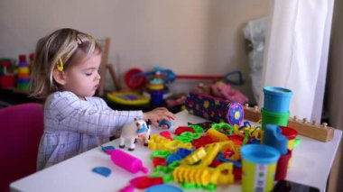 Violet adında bir çocuk masada eğleniyor, yapı taşlarıyla oynuyor ve oyuncaklarını paylaşıyor. Boş zamanların tadını çıkarıyor ve evinde sanat yaratıyor.