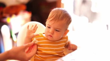 Annem bebeğe kendisinin yediği bir parça etten verir. Yüksek kalite 4k görüntü