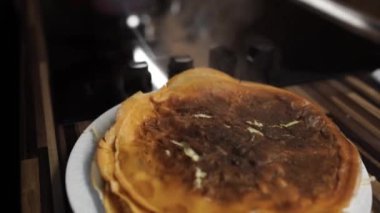 Fırının yanındaki tabakta krep buğulanıyor. Yüksek kalite 4k görüntü