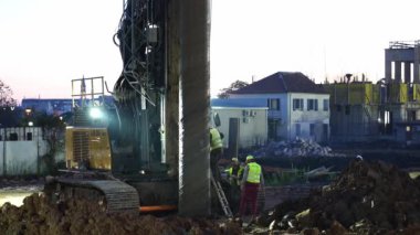 İşçiler, yüklenmiş yığının yanındaki sondaj makinesine giden merdivenleri çıkıyorlar. Yüksek kalite 4k görüntü