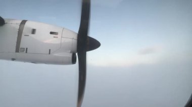 Pervane güdümlü uçak gökyüzündeki kabarık bulutların arasında süzülüyor. Uzay aracı üreticisi uçak motorunun gücünü gösteriyor.