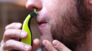 Adam baş ve parmağını kullanarak sakalını budayarak kesiyor. Kulağından, kirpiğinden ve tırnağından sakınıyor. Bu olay, karasal bir bitki üzerinde yapılan bilimsel bir deney gibi.