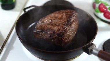 Bir parça fileto buharlı bir tavada pişirilir. Yüksek kalite 4k görüntü