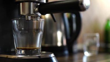 Kahve makinesinden damlayan sade kahve bardağa doluyor. Yüksek kalite 4k görüntü