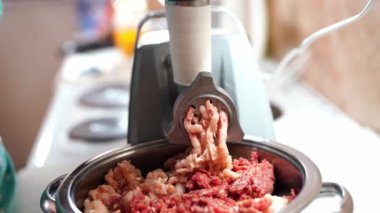 Et öğütücüsünde aşçı kıymayı büyük bir tavada öğütür. Yüksek kalite 4k görüntü