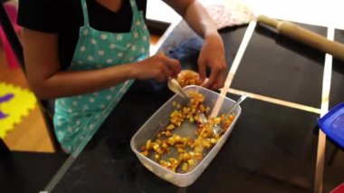 Aşçı, ekmeğin kenarlarını elmayla doldurarak kapatır. Yüksek kalite 4k görüntü