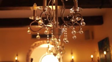 Zarif bir avize, toplantı salonunun tavanını süslüyor. Olay yerine sıcak bir ışık tutuyor.