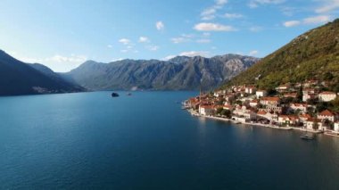 Huzurlu bir gölün kıyısına kurulmuş, güzel bir doğal manzara ve yüksek dağlarla çevrili küçük bir kasaba.