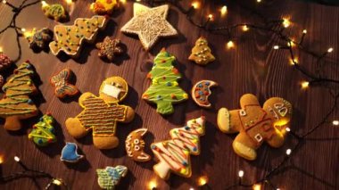 Noel ağaçları, bitkiler ve şenlikli süsler şeklinde çeşitli zencefilli kurabiyeler, etkinlikte masayı Noel süsü olarak süslüyor.