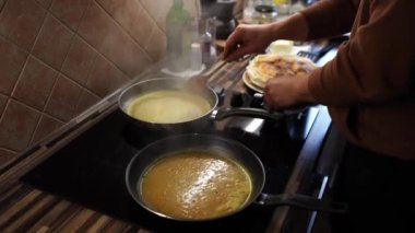 Şef portakal sosuna krep için tereyağı ekliyor ve tavada karıştırıyor. Yüksek kalite 4k görüntü