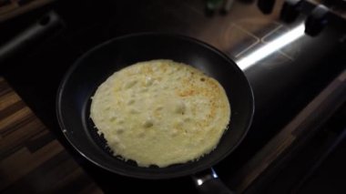 Altın kabuklu ince krep ve köpükler fırında kızartma tavasında pişirilir. Yüksek kalite 4k görüntü