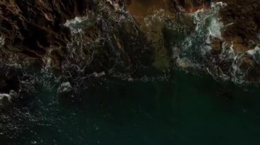 Kayalık bir uçurumun dibinde deniz köpüğü. Drone. Yüksek kalite 4k görüntü