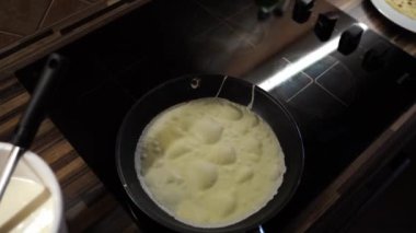 Fırında tava pişirirken krep kabarcıkları. Yüksek kalite 4k görüntü