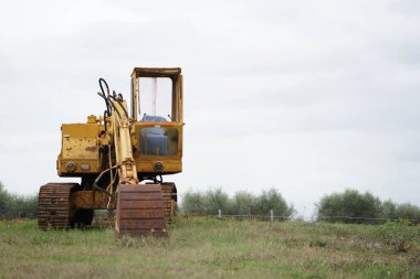 Solitudine di uno scavatore in disuso
