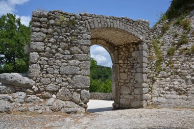 Ortaçağ Perast kalesinin kalıntıları.