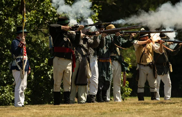 Fort ERIE, ONTARIO, CANADA 6 Ağustos 2022 - Amerikan askerleri 1812 Yeniden Canlandırma Haftasonu Fort Erie Savaşı sırasında yaklaşan İngiliz kuvvetlerine ateş açtılar.