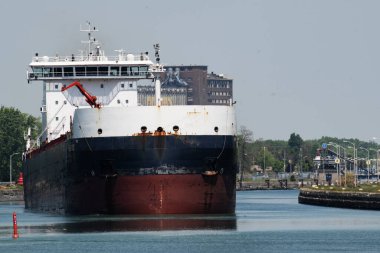 PORT COLBORNE, ONTARIO, CANADA - 30 / 2023 Mayıs - Toplu 30 / 2023 tarihinde Welland Kanalı 'nda Algom Equinox taşır. Kanada, Ontario, Port Colborne 'da Erie Gölü' ne girmeye hazırlanan 21 no 'lu köprünün altından geçiyordu.. 
