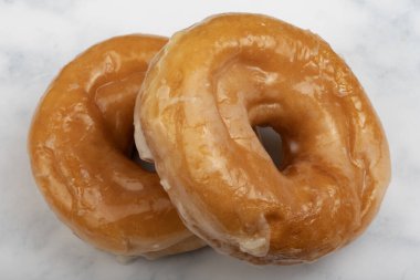 Taze bal kaplı çörekler.