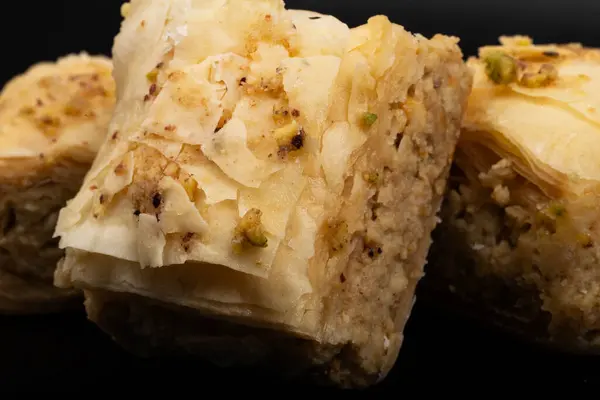 Taze yapılmış baklava kareleri, pasta, tatlı.. 