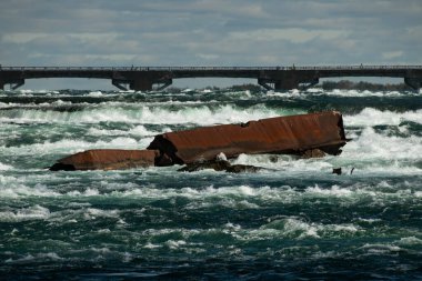 Niagara Nehri 'nin akıntılarında bulunan bir mavnanın fotoğrafı. At nalı şelalesi, Niagara Şelalesi, Ontario. 