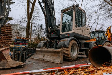 Bulutlu bir günde inşaat alanında bıçak ve boru ile modern kazıcı. Yüksek kalite fotoğraf