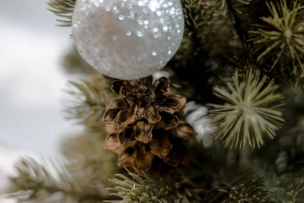 Kerst Bokeh Effect Achtergrond Met Dennen Takken Kerst Decoraties — Stockfoto