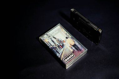 Jakarta, Endonezya - Ocak 2023. Orijinal kaset ve şarkı sözleri, Oasis- (The Story) Morning Glory?, 1995 Sony Music Entertainment (UK) Ltd.