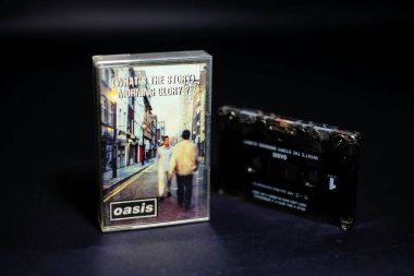 Jakarta, Endonezya - Ocak 2023. Orijinal kaset ve şarkı sözleri, Oasis- (The Story) Morning Glory?, 1995 Sony Music Entertainment (UK) Ltd.
