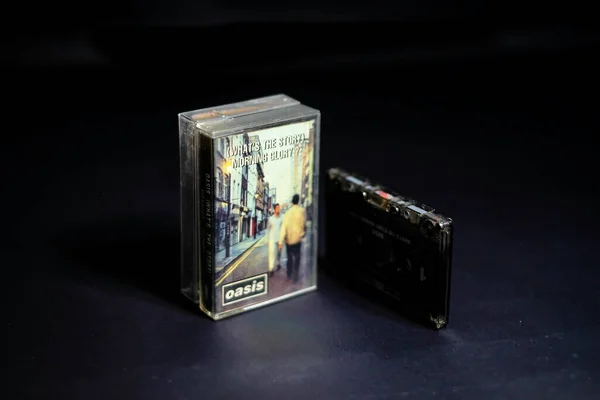 Jakarta, Endonezya - Ocak 2023. Orijinal kaset ve şarkı sözleri, Oasis- (The Story) Morning Glory?, 1995 Sony Music Entertainment (UK) Ltd.