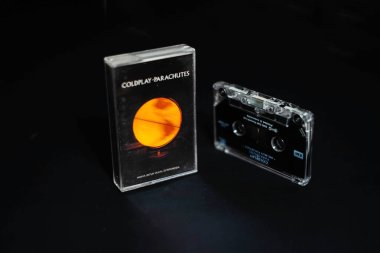 Jakarta, Endonezya - Ocak 2023. Orijinal kaset ve şarkı sözleri, Coldplay - Paraşütler, 1999 Bu ses kaydındaki telif hakkı EMI RECORDS LTD 'ye aittir. 