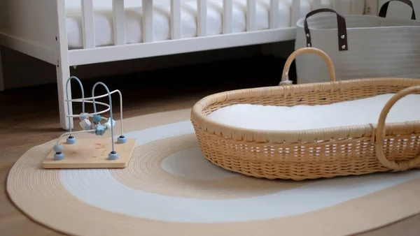 Bebek odası dekorasyonu, basit bir tasarım ve sevimli oyuncak aksesuarları.