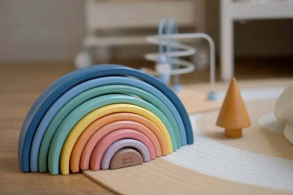 Bebek odası dekorasyonu, basit bir tasarım ve sevimli oyuncak aksesuarları.