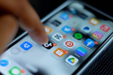 Akıllı telefon ekranında TikTok uygulamasının makro görüntüsü