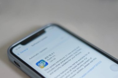 Akıllı telefon ekranındaki iOS 16.4.1 güncellemesinin makro görüntüsü