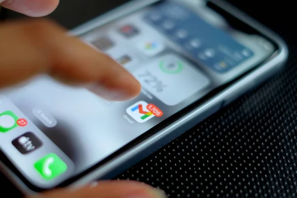 Akıllı telefon ekranındaki Gmail uygulama logosunun makro görüntüsü