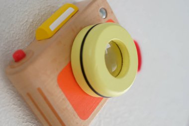 Çocuklar için ahşap oyuncak kamera, farklı açılardan çekilmiş..