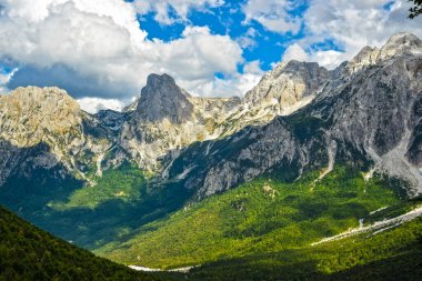 Arnavutluk, Arnavutluk Alplerindeki Valbona Vadisi. Güzel dağ manzarası. 