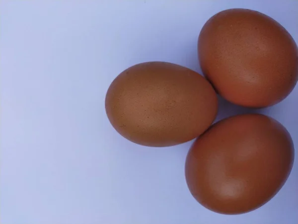 Сырые Куриные Яйца Красный Коричневый Белый Фон — стоковое фото